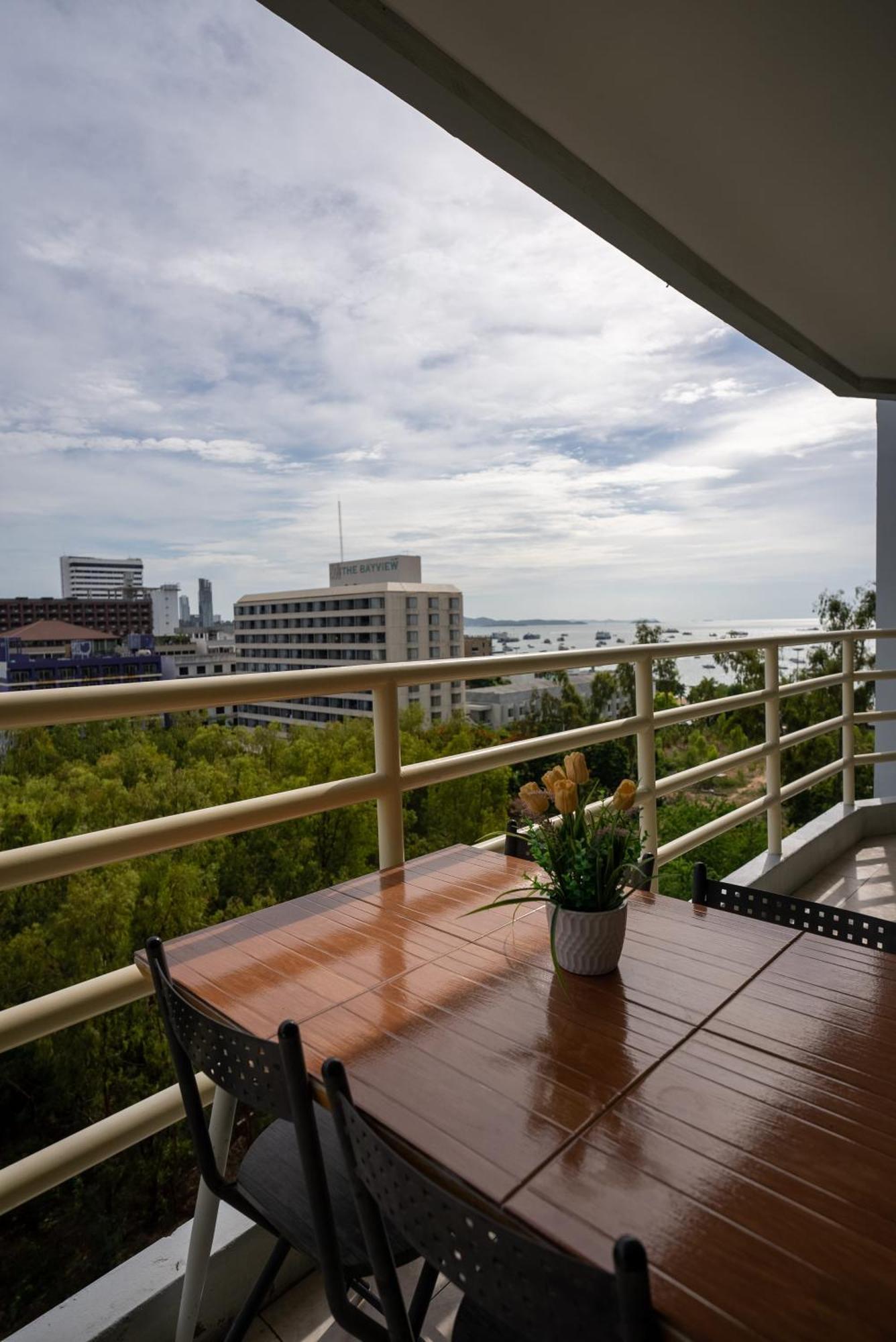 Vtsix At View Talay 6 Hotell Pattaya Exteriör bild